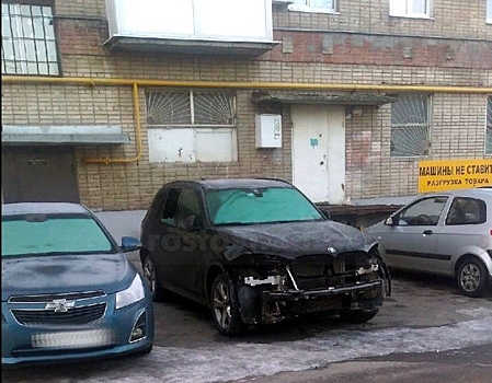 В центре Ростова у BMW X5 украли фары и бампер
