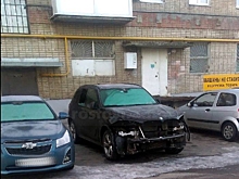 В центре Ростова у BMW X5 украли фары и бампер