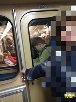 Школьник проехался между вагонами в екатеринбургском метро. Фото