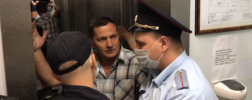 Видео: саратовский депутат помешал полицейским задержать участницу одиночного пикета