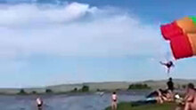 Очевидцы сняли на видео страшную смерть парашютиста в Хакасии