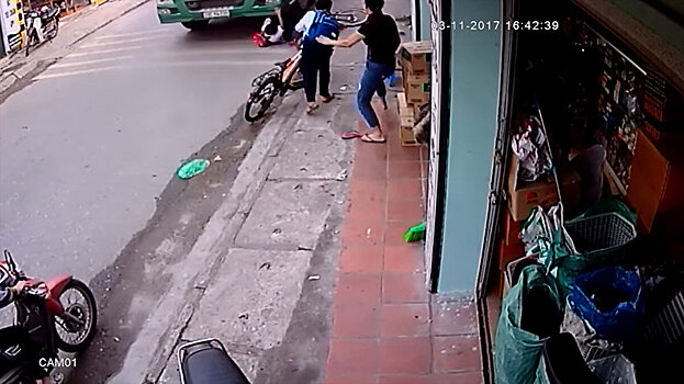 Школьник чудом не остался пол колесами грузовика — видео из Вьетнама