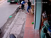 Школьник чудом не остался пол колесами грузовика — видео из Вьетнама