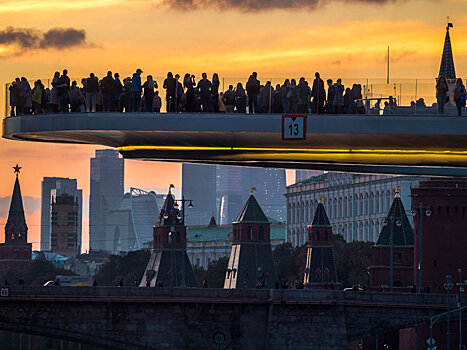 Парящий мост в «Зарядье» превратился в каток