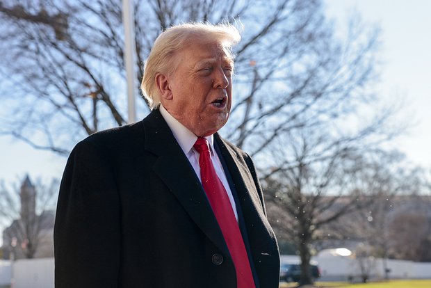 Трамп показал средний палец работнику завода Ford