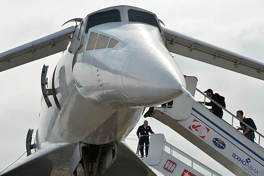 Посетители Международного авиационно-космического салона МАКС-2013 осматривают первый в мире сверхзвуковой авиалайнер Ту-144