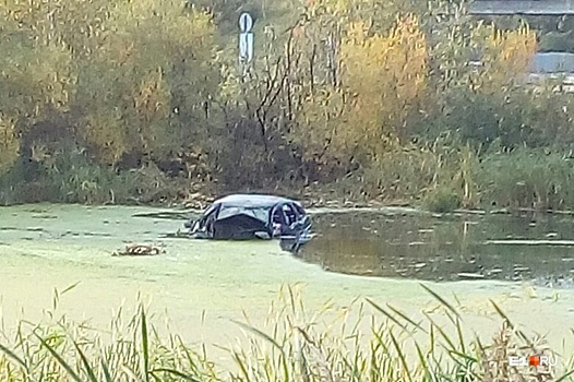 На ЕКАД автомобиль улетел в болото, водитель утонул