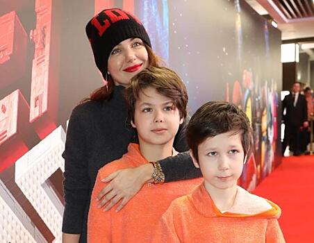 Климова привела дочку Беллу на школьный спектакль к ее десятилетнему брату