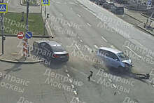 Появилось видео, как в Москве женщина вылетела из окна машины в результате ДТП