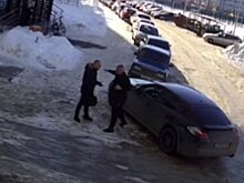 Ссору пешехода и водителя Porsche прокомментировали в УМВД региона