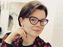 Брухунова в комплекте пижамного стиля и топе со смайликом вызвала неоднозначные впечатления у стилиста