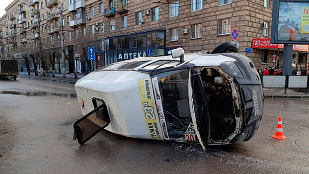В Волгограде маршрутка опрокинулась после столкновения с легковушкой