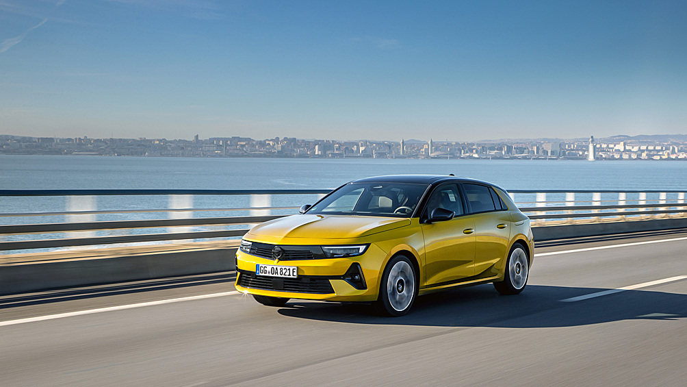 Opel представил обновленные хэтчбек и универсал Astra. Изменения в первую очередь затронули гибридные модификации модели. Так, теперь мощность электромотора в составе силовой установки увеличена со 110 до 125 лошадиных сил, а ёмкость батареи выросла до 17,2 киловатт-часов вместо прежних 12,4. Кроме того, на автомобилях заменили коробку передач: восьмидиапазонный автомат уступил место семиступенчатому преселективному роботу, который лучше адаптирован для работы в составе гибридной установки.