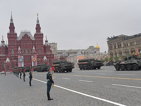 Эксперт Лариса Попович: Проводить парад Победы 24 июня рискованно