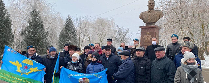 В Орле появился бюст основателя ВДВ Василия Маргелова