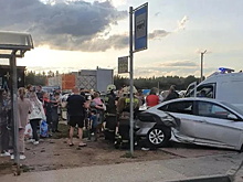 Автомобиль влетел в остановку с людьми под Петербургом
