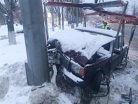 Водитель "семерки" врезался в столб на Московском шоссе в Самаре