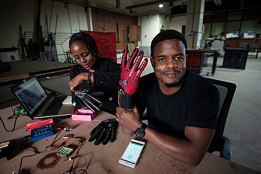 Язык жестов станет понятным всем. Изобретатель из Кении сконструировал специальные smart‐перчатки