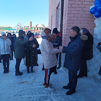 В Курской области вручили ключи от квартир новоселам из списка детей-сирот