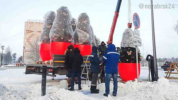 Десять трёхметровых новогодних ёлок устанавливают на центральной аллее в Ноябрьске. ВИДЕО