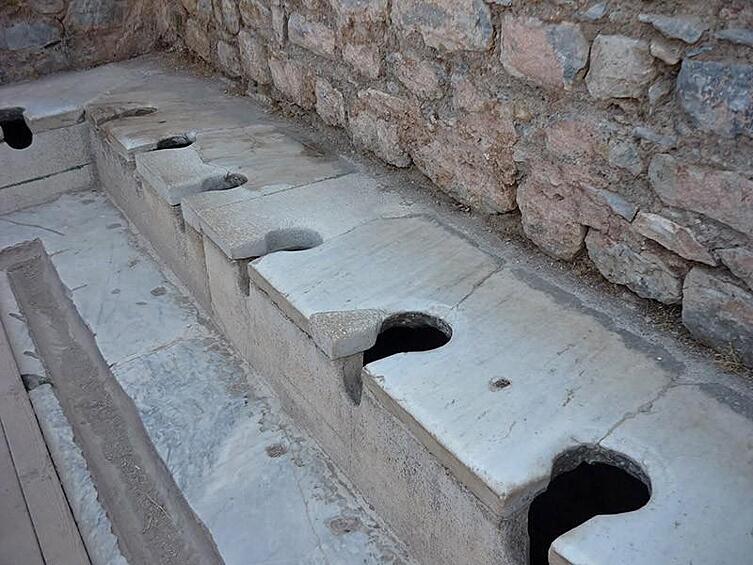 2000 лет. Туалеты со сливом были найдены в Эфесе. Устроены они были так, что все отходы попадали сразу в реку.