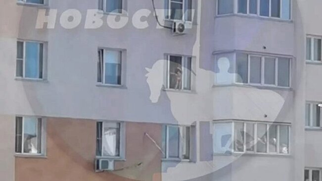 В Пензе маленькая девочка чуть не выпала из окна 4-го этажа