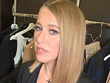 Ксения Собчак в шифоновом платье свободного кроя поздравила Богомолова с 45-летием