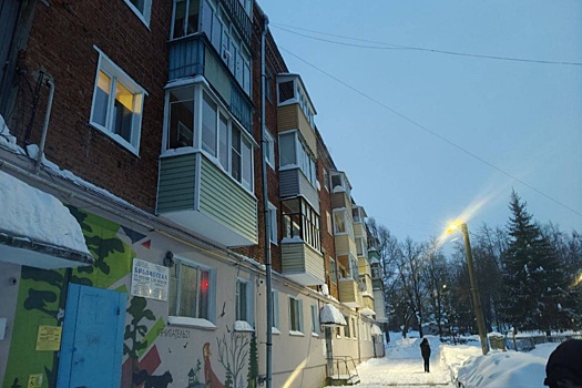 В Чебоксарах в многоквартирном доме обрушилась часть кровли