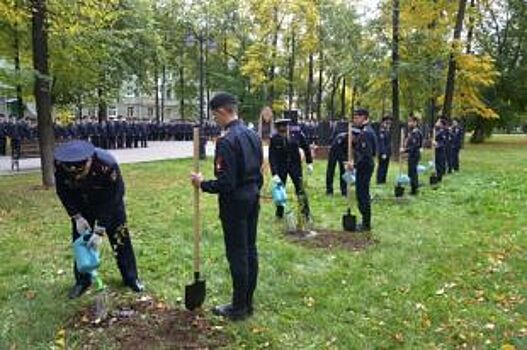 В Перми сотрудники МВД высадили аллею в честь 300-летия российской полиции