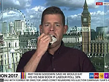 Британский политолог в прямом эфире съел свою книгу