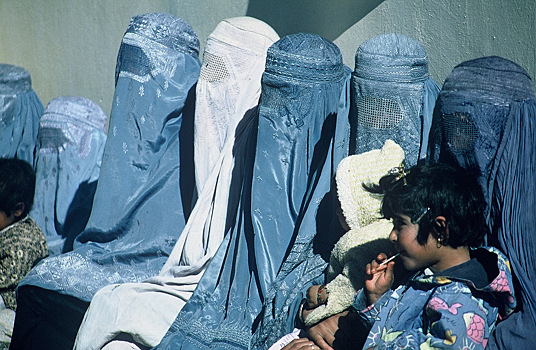 Афганским женщинам запретили выходить на улицу с открытым лицом