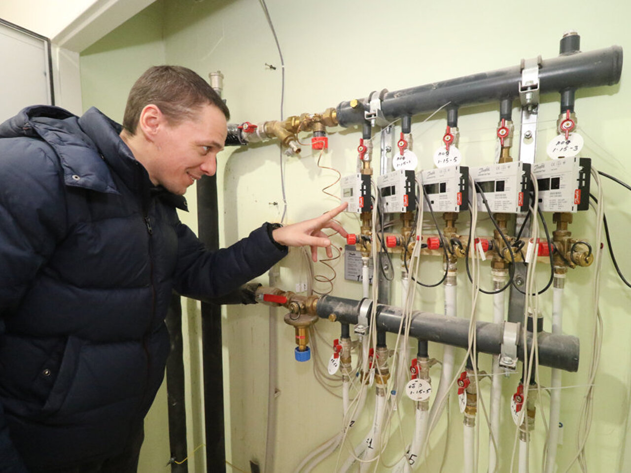 Коллекторный шкаф в доме. Гребёнка для отопления распределительный коллектор. Коллектор отопления распределительный. Коллекторный шкаф теплый пол данфосс. Коллекторный узел санекст.