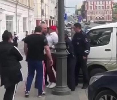 Два героя рубрики «Персона» на KONKURENT.RU устроили битву напротив правительства Приморья