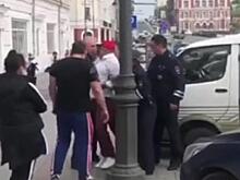 Два героя рубрики «Персона» на KONKURENT.RU устроили битву напротив правительства Приморья
