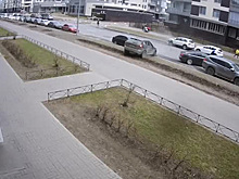 Россиянин выхватил сына из-под колес летевшей в стену машины и попал на видео