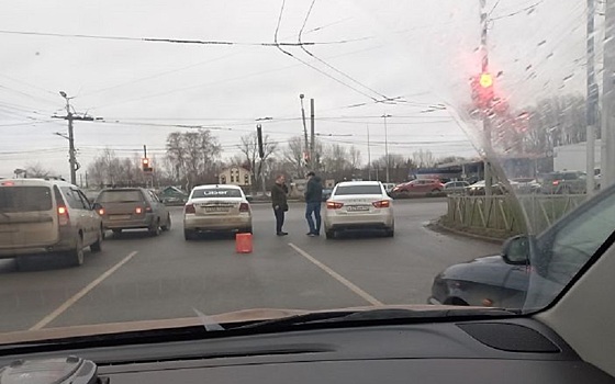 В Рязани таксист на Volkswagen попал в ДТП у автовокзала
