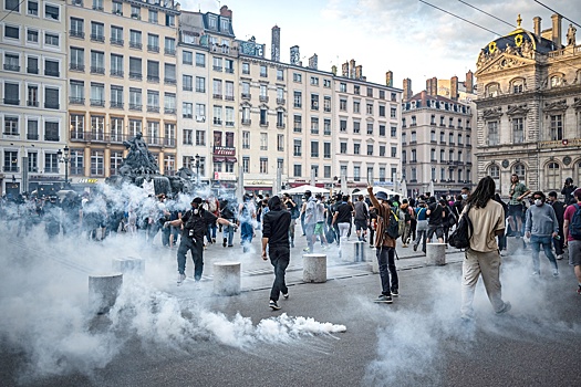 Марин Ле Пен связала беспорядки во Франции с проблемой "анархической иммиграции"