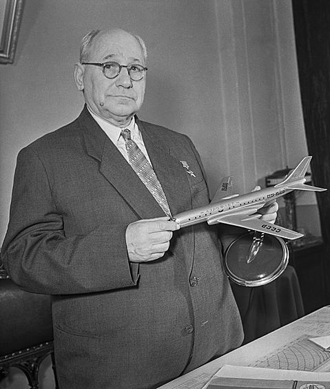 Авиаконструктор Андрей Николаевич Туполев в своем рабочем кабинете, 1957 год
