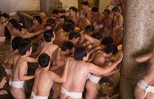 Видео: 10 тысяч голых японцев поборолись за две палочки