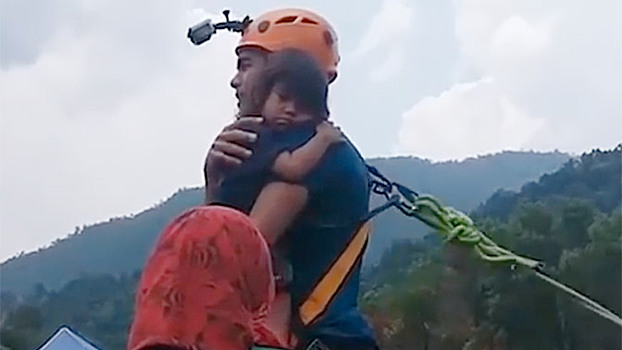 Малайзиец прыгнул в пропасть с маленькой дочкой на руках - видео