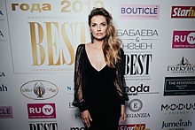 Савельева в элегантном платье с декольте, Собчак в стильном образе и другие звезды на премии «Прорыв года»