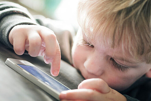 Психолог Савкова: время ребенка в смартфоне следует ограничивать постепенно