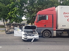 На трассе под Ростовом грузовик протаранил два автомобиля