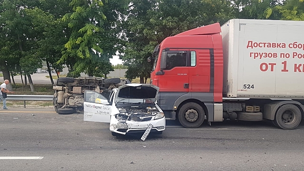 На трассе под Ростовом грузовик протаранил два автомобиля