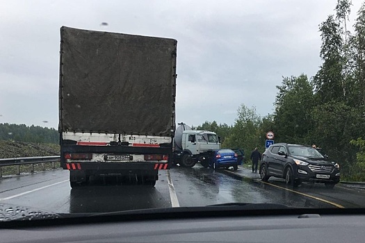 Смятая КамАЗом "Лада" заблокировала ЕКАД