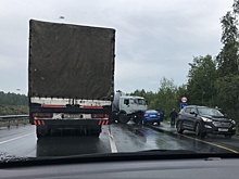 Смятая КамАЗом "Лада" заблокировала ЕКАД