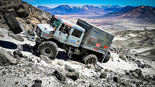 Видео, как Mercedes Unimog заехал на вершину самого высокого вулкана в мире
