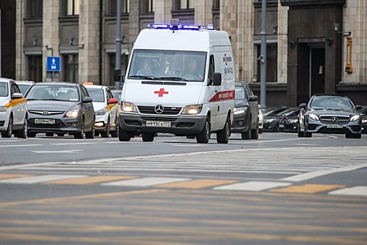 Автомобиль сбил двух пешеходов на переходе на юго-востоке Москвы