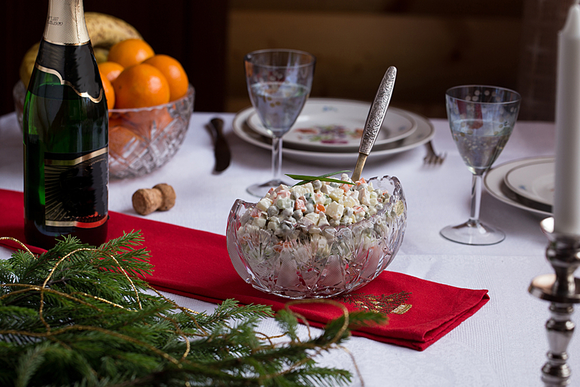 Меню дня: самое традиционное. Оливье, селедка под шубой, мандарины, холодец — все, что вы привыкли видеть в новогоднюю ночь на столе.