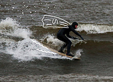 «Главный плюс — нет людей в воде». Как проходит зимний серфинг на Ладоге
